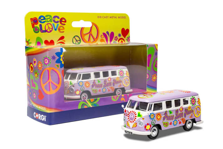Für die Dekoration der Fahrzeuge seines “Summer of Love” plündert Corgi in 1:43 dann kräftig die Farbtöpfe, wie auch der zweite Bulli aus der Serie eindrucksvoll unterstreicht ]
