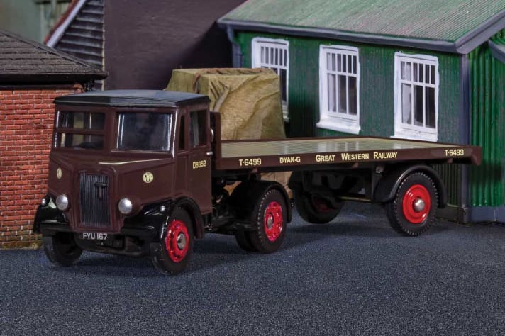 Kein Bahnhof kommt ohne Lkw aus, die ihre Ware vom Zug aufnehmen und zum Kunden bringen. Hier ist der Thornycroft Nippy Flatbed Trailer der “Great Western Railroad” als 1:76er zu sehen ]