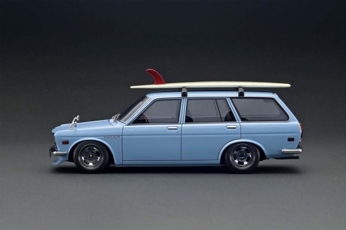 Auch die Klassiker wie die Datsun 510 Kombi (1967-1973) in 1:18 kommen bei Ignition Model nicht zu kurz. Diese hellblaue  Sonderversion mit Surfbrett entsteht für Tarmac.