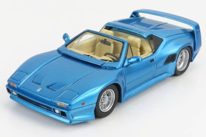 Insgesamt vier der als Serienmodelle gefertigten De Tomaso Pantera SI erhielten vor der Auslieferung in Kundenhände einen Umbau zum Targa, wie ihn Kess bald in 1:43 baut ]