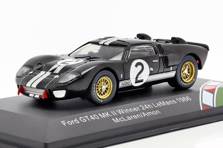 Siegerfahr- zeugs von McLaren und Amon, mit der schwarzen Startnummer 2