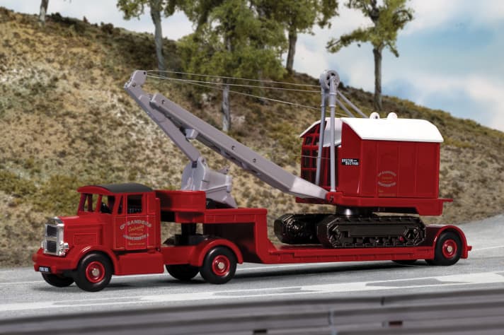 Auf einen Tieflader allein können Briten nicht stehen. Deshalb bringt Corgi im Sommer auch noch den Scammell-Sattelzug von “George Sanders” mit dem RB19 Drag Shovel als kantigem Ladegut. ]