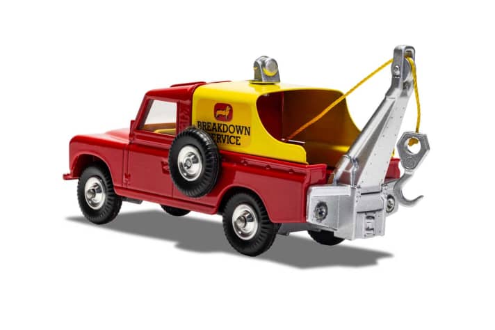 Damals wie heute kommt der Land-Rover des “Corgi Breakdown Service” robust daher. Man beachte die grobe Verschraubung des Abschlepparms am Heck.