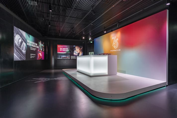 Im Epilog-Raum der interaktiven Ausstellung in der Autostadt in Wolfburg sind die lebendigen Animationen zum Thema 75 Jahre Porsche für jeden Besucher erlebbar Foto: Autostadt
