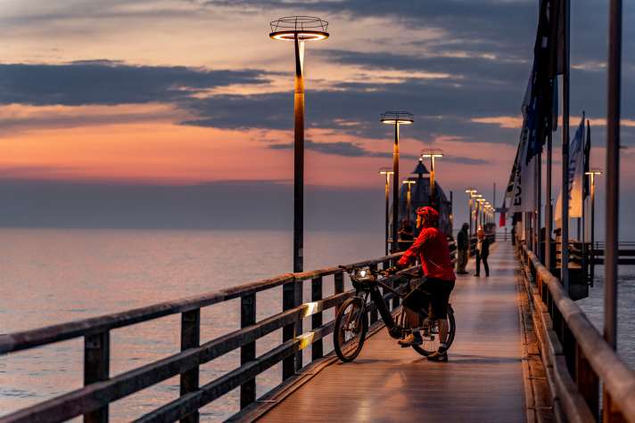 Die Seebrücke ist unübersehbarer Mittelpunkt und Touristenmagnet am Strand des Ostseebads Zingst.