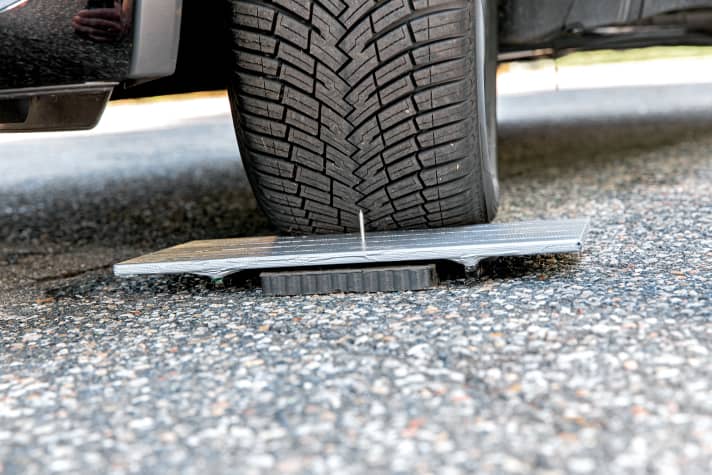 Autsch! GUTE FAHRT rollte mit dem Pirelli Cinturato All Season SF 2 mit „Seal Inside“absichtlich über eine mit einem Nagel präpaierte Platte. Danach wurden Nagel und Platteentfernt und der Luftdruck gemessen: Null Druckverlust – auch nach einigen Fahrtests!