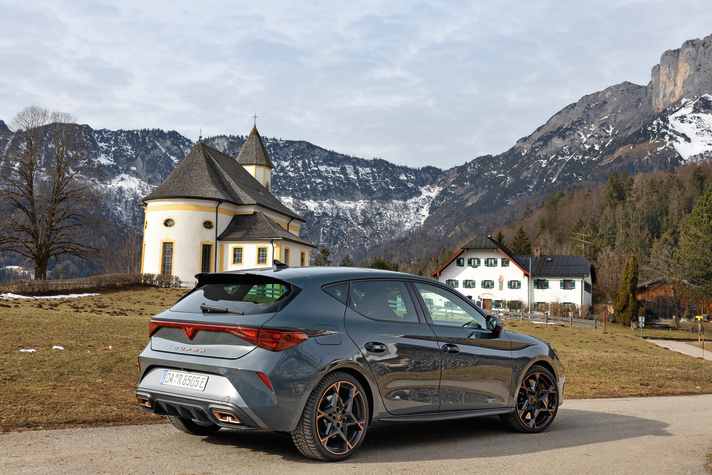 Die Wallfahrtskirche von Ettenberg in der Nähe vom Berchtesgaden liegt malerisch auf einer Anhöhe. Der Gasthof daneben ist einer der Drehorte für die ZDF-Serie “Lena Lorenz” - und mit dem Gotteshaus einer schöne Kulisse, um den Cupra Leon VZ ins Bild zu rücken