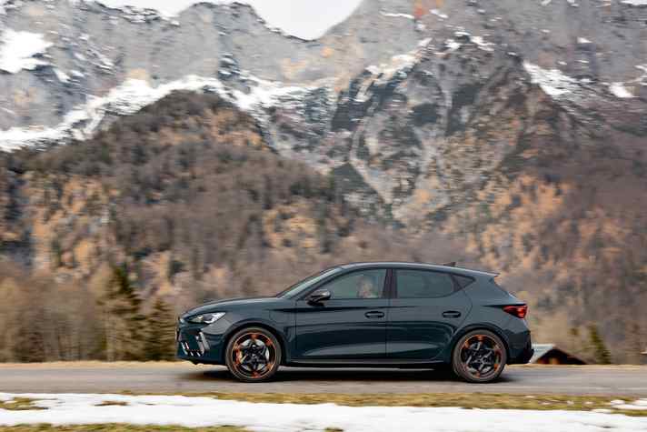 Nach dem Start am Hangar 7 in Salzburg ging’s mit dem Leon über schmale Bergstraßen im Berchtesgadener Land hoch hinaus. Im Hintergrund ist der Unterberg zu sehen