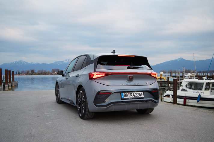 Auch von hinten ein Hingucker: Am still ruhenden Chiemsee macht sich das kraftvolle Heck besonders gut