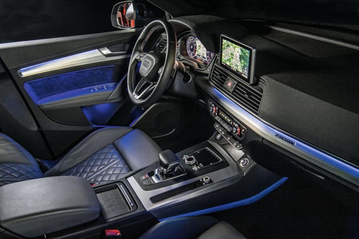   Aufgeräumtes und bis ins Detail perfekt verarbeitetes Cockpit, dazu die mehrfarbig einstellbare Beleuchtung des optionalen Ambiente-
 	Lichtpaketes