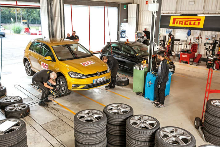   Die Männer am Schlagschrauber wechseln die Radsätze quasi im Minutentakt