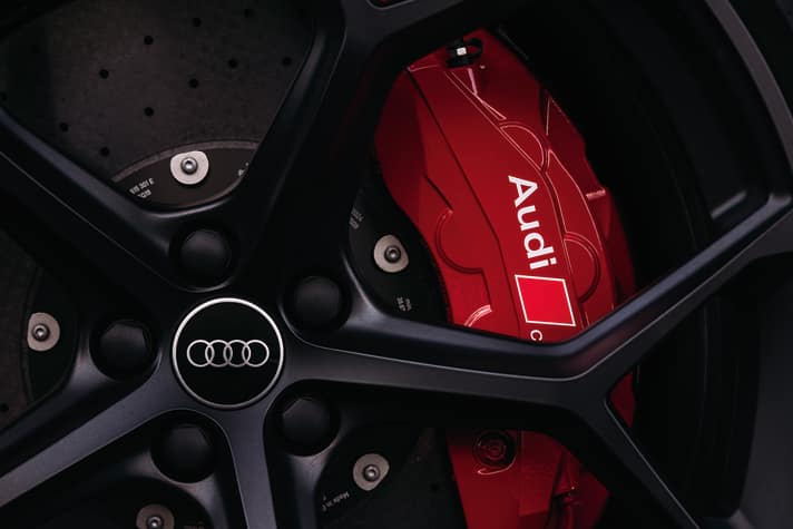 Die RS Keramikbremse gibts beim performance-Modell serienmäßig. Die Scheiben vorn haben die Dimension 440 Millimeter, das 5-Y-Speichen-Design sorgt für eine verbesserte Bremskühlung