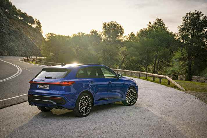 Kräftiger Rücken: das Heck mit Stoßfänger, Diffusor, Doppelendrohren und durchgehendem Leuchtband