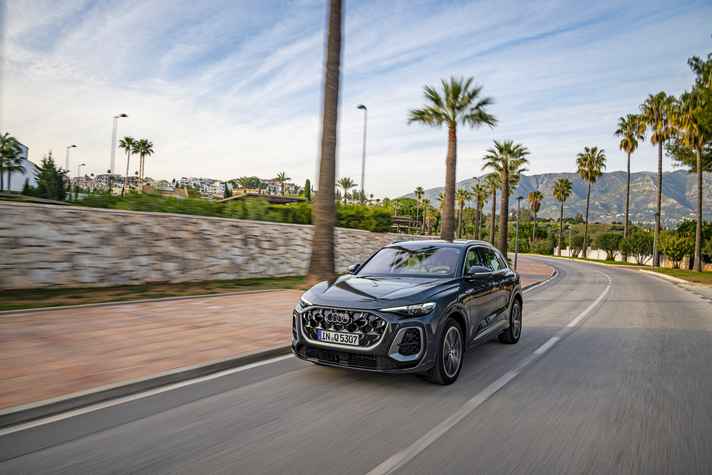 Dynamik durch das Design: die Front mit dem breiten, hoch liegenden Singleframe, großen seitlichen Lufteinlässen und neu gestalteten Scheinwerfern