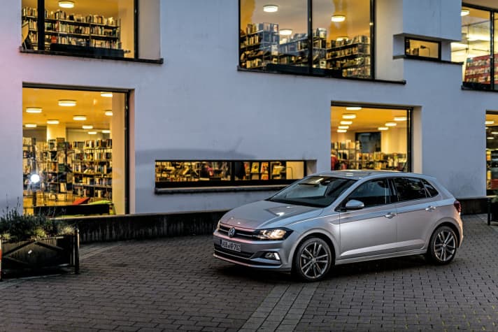   Der neue Polo überzeugt mit Größe, frischem Styling Komfort und Wertigkeit. Wie passt dazu der Einliter-Dreizylinder-Benziner mit 75 PS?