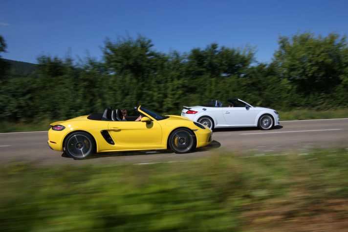 Der gut zwei Zentner leichtere Boxster bietet etwas bessere Fahrleistungen als der TTS, offeriert ein noch agileres Handling. Bei Nässe freilich ist der Allrad-Audi der King