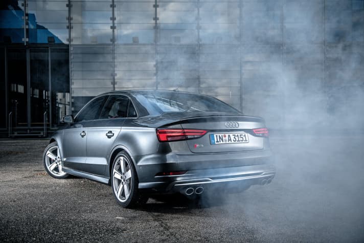   Die fast coupéhaft abfallende Dachlinie prägt im Zusammenspiel mit der Heckabrisskante den markanten Auftritt der S3 Limousine