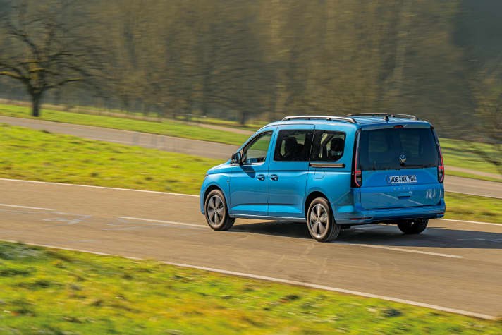 Sie meinen, das Design wäre moderner geworden? Dann sollten Sie den Caddy erst einmal
fahren: Mit neuer Hinterachse und präziser Lenkung serviert er nämlich auch
eine neue Klasse an Fahrkomfort. Und eine Extra-Portion Fahrspaß!