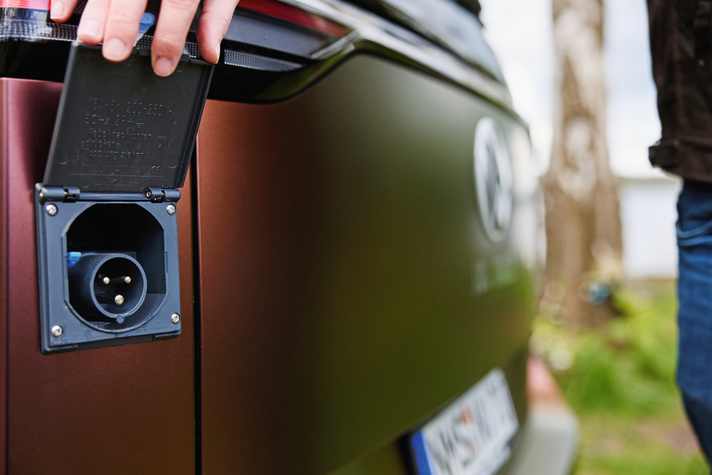 Gut versorgt: Der Landstromanschluss befindet sich hinten links. Wenn hier Energie fließt, kann das Kochfeld betrieben werden.