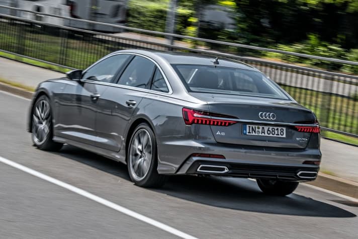   Auch wenn die beiden Auspuffblenden ohne Funktion sind, ist das Heck mit der markanten Chromleiste zwischen den LED-Heckleuchten eine Schokoladenseite des neuen A6