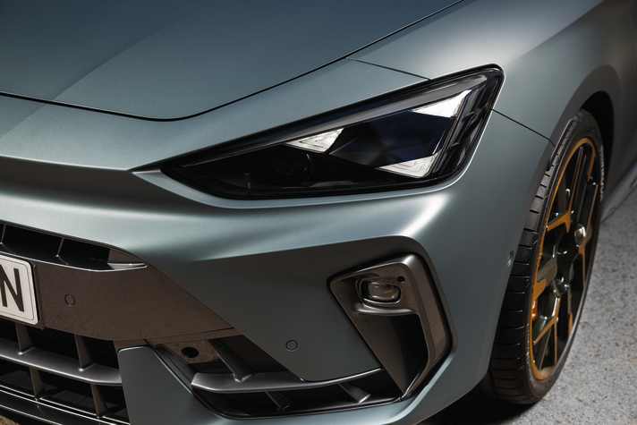 Die neuen adaptiven LED-Scheinwerfer mit den dreieckigen Signaturen setzen markante Akzente