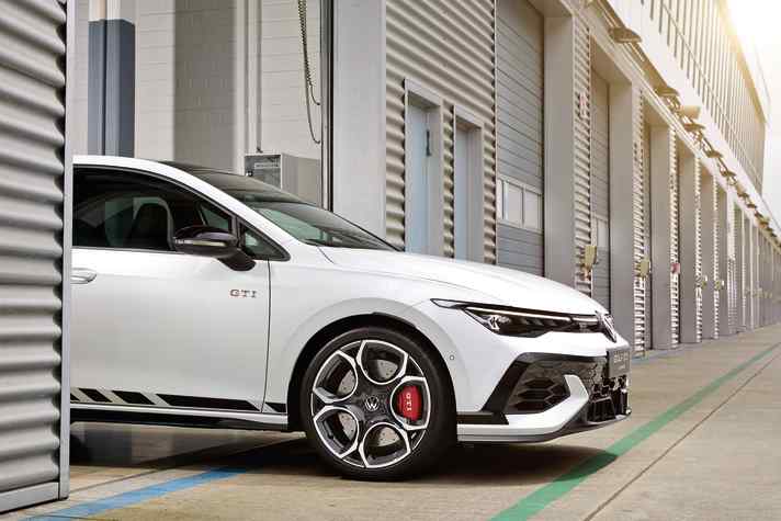 Für den GTI Clubsport gibt es ganz besondere Felgen, hier die 19-Zoll-Queenstown-Felgen in Schwarz und glanzgedreht