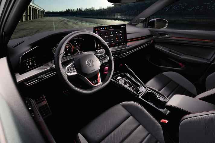 Neu dabei im GTI Clubsport und im Golf R: das “Digital Cockpit Pro” mit 26 Zentimetern Diagonale, dazu serienmäßig das Sport-Multifunktionslederlenkrad