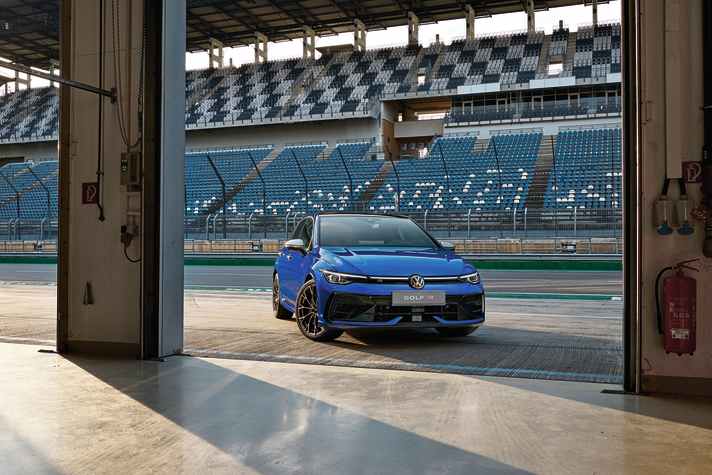 Der Golf R vor der Tribüne am Lausitzring
