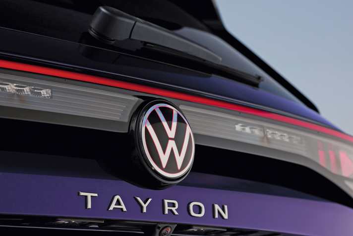 Der VW Tayron besitzt in allen Versionen eine durchgehende LED-Querspange. Das VW Emblem ist illuminiert