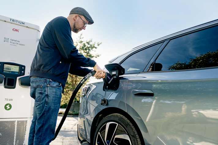 Autor Martin Wittler startet die Energiezufuhr an einer dänischen Ladesäule