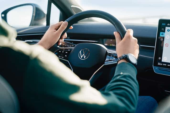 Über Tasten auf dem Lenkrad lässt sich sowohl der Tempomat einstellen als auch die Musiklautstärke variieren