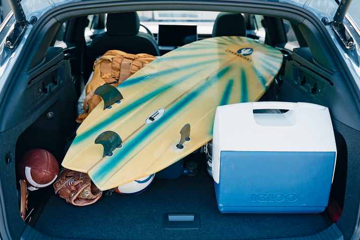 Selbst das sperrige Surfbrett passt in den Kofferraum: Unter der Heckklappe ist bei umgeklappter Rücksitzbank Platz für bis zu 1.714 Liter Stauvolumen – also reichlich Raum für Urlaubsgepäck