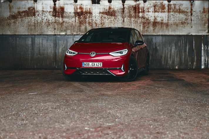 Sportliche Front mit neuen, in Pfeilform angeordneten Tageslichtleuchten