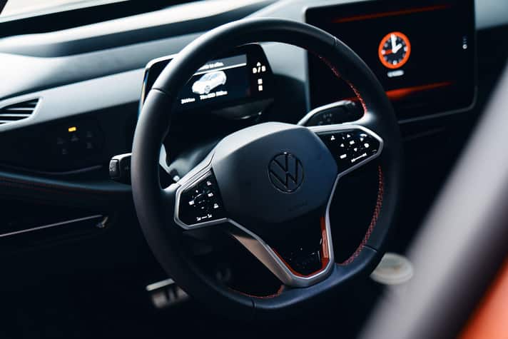 Die Tasten des Multifunktionslederlenkrads geben wie gewohnt haptisches Feedback