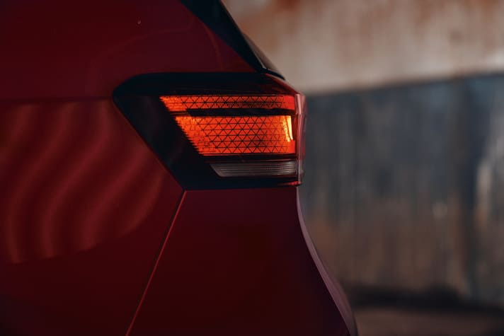 Der E-Flitzer punktet nicht nur in, sondern auch mit schnittigen Kurven