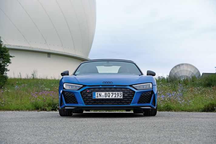 Bissiger Blick: Der Single-Frame-Grill definiert seit dem Design-Konzept Le Mans quattro das Modell. Im Hintergrund eine der Parabolantennen der Erdfunkstelle Raisting am Südende des Ammersees