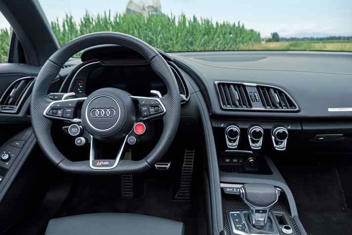 Wie in einem Rennwagen: Im schlichten Cockpit ist alles auf den Fahrer ausgerichtet