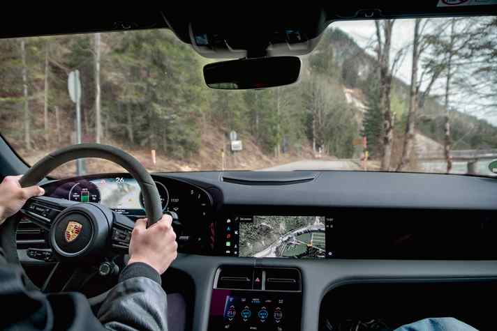 Alles im Blick: Das Cockpit ist clean und klar auf den Fahrer ausgerichtet