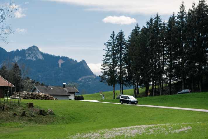 Im Alpenvorland bei Rosenheim zeigt der California sein Fahrkönnen. Steile Hänge und enge Kurven meistert er mühelos