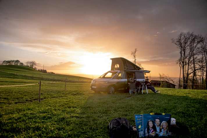 Van-Romantik: Wenn die Sonne so schön untergeht, ist der Camper der beste Platz auf Erden
