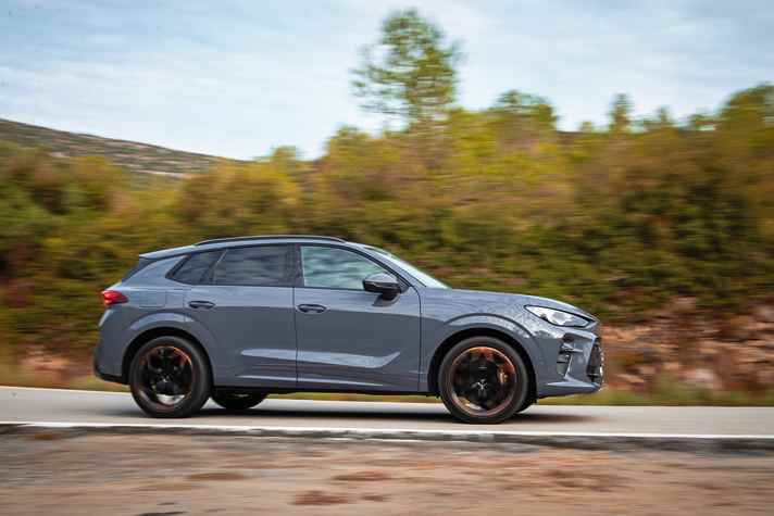 Komfortabel unterwegs: Auch auf den nicht immer glatt asphaltierten Straßen im bergigen Hinterland von Sitges brillierte das Fahrwerk des Cupra Trramar