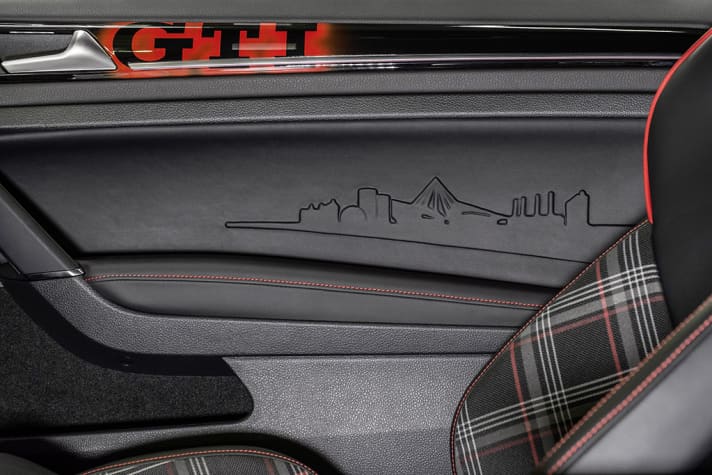    	Mit einer speziellen Prägetechnik ist die Wolfsburg Skyline zudem innen auf den Türverkleidungen appliziert worden
