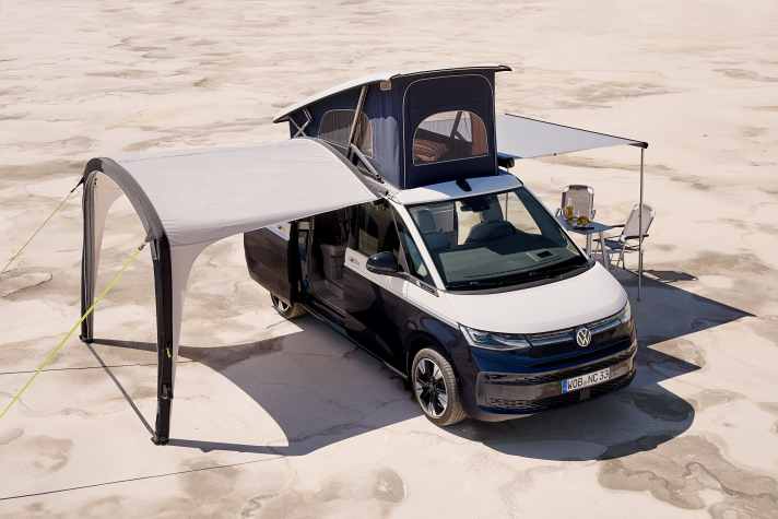 Wird das Dach des neuen VW California aufgeklappt, erhöht sich die Stehhöhe im Innenraum von 1,30 Metern auf 2,11 Meter