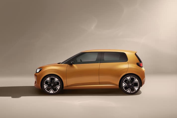 Die Maße: 3.880 Länge x 1.816 Breite x 1.490 Höhe in Millimetern. Im Inneren gibt’s ein Raumvolumen wie bei der Polo-Klasse, dazu kommen Design-Highlights wie das mittig abgesenkte Dach