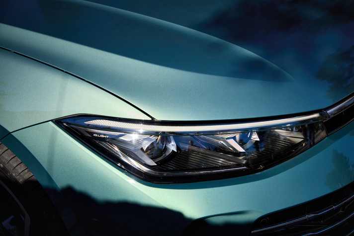 Markante Züge: Schmale LED–Scheinwerfer...