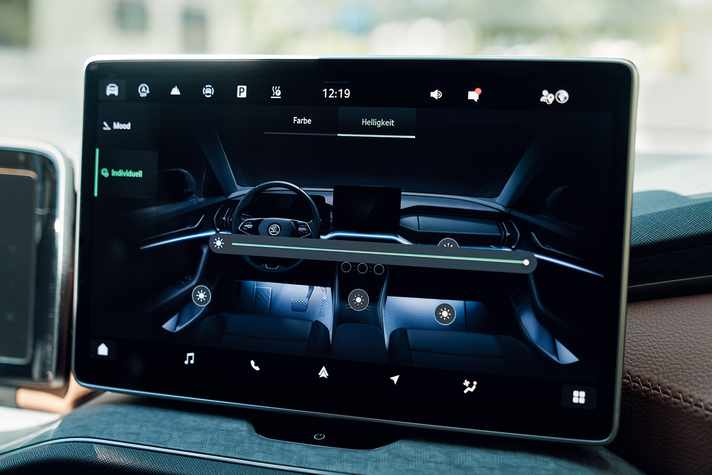 Bestens im Blick: Die Bedienung des optional erhältlichen 13-Zoll-Touchscreens gelingt ganz intuitiv und einfach
