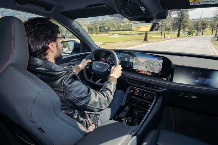 Gute Übersicht: das Cockpit mit dem breiten, geschwungenen Panoramadisplay