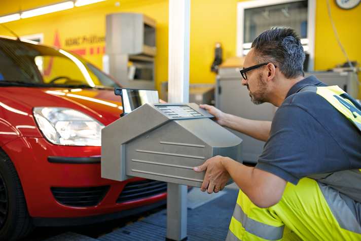Aktion Licht-Test: Wer an dem kostenlosen Check der Fachwerkstätten teilnimmt, erhält nach bestandener Prüfung seit 2015 eine Plakette für die Windschutzscheibe.