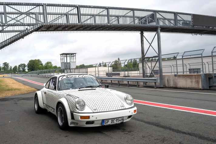 Der Röhrl-Porsche 911 für die Röhrl-Klassik. In der Szene ist dieser Elfer durchaus bekannt, nicht zuletzt durch die 911 Original-Unterschriften, mit denen der Weltmeister vor dem finalen Fertigstellung und dem Klarlack die Karosserie veredelt hat. Photographer: Bildagentur Kräling