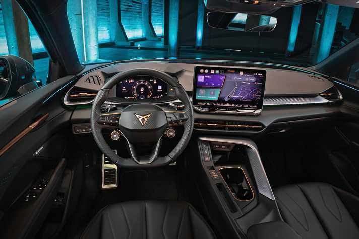 Das Cockpit ist klar auf die Person am Steuer zugeschnitten - mit übersichtlichen Anzeigen und leicht erreichbaren Bedienelementen. Die Cupra Taste für mehr Performance fehlt auch nicht